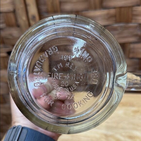 Vintage 4-Cup Fire King Measuring Cup with Blue Lettering - Picture 4 of 4